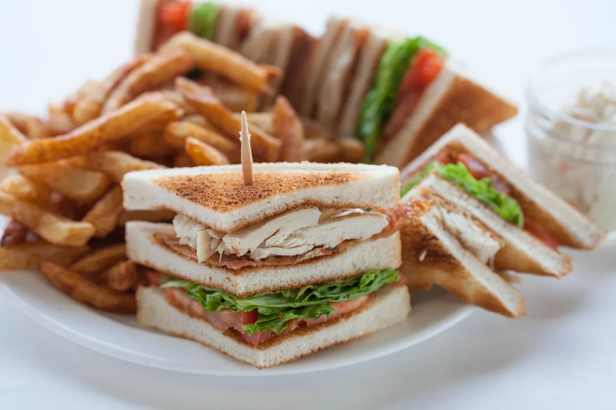 Club sandwich avec frites
