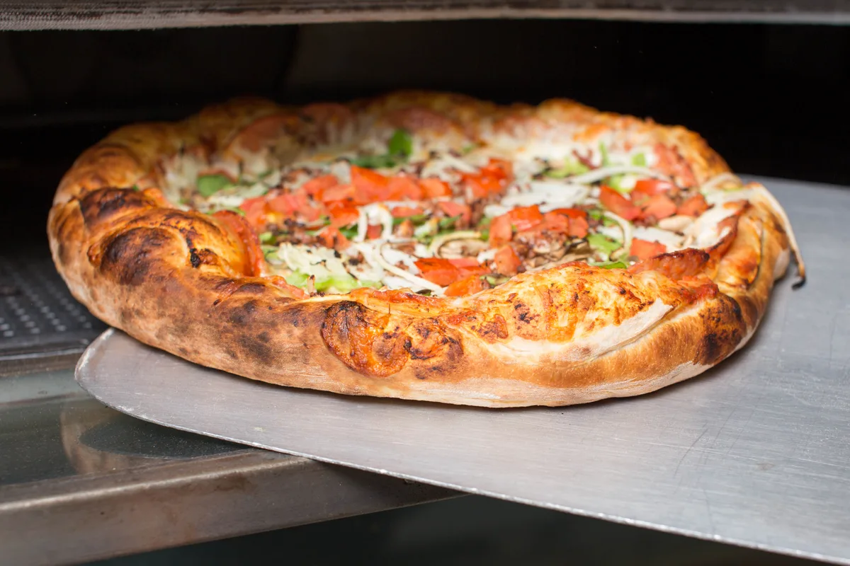 Pizza sortant du four