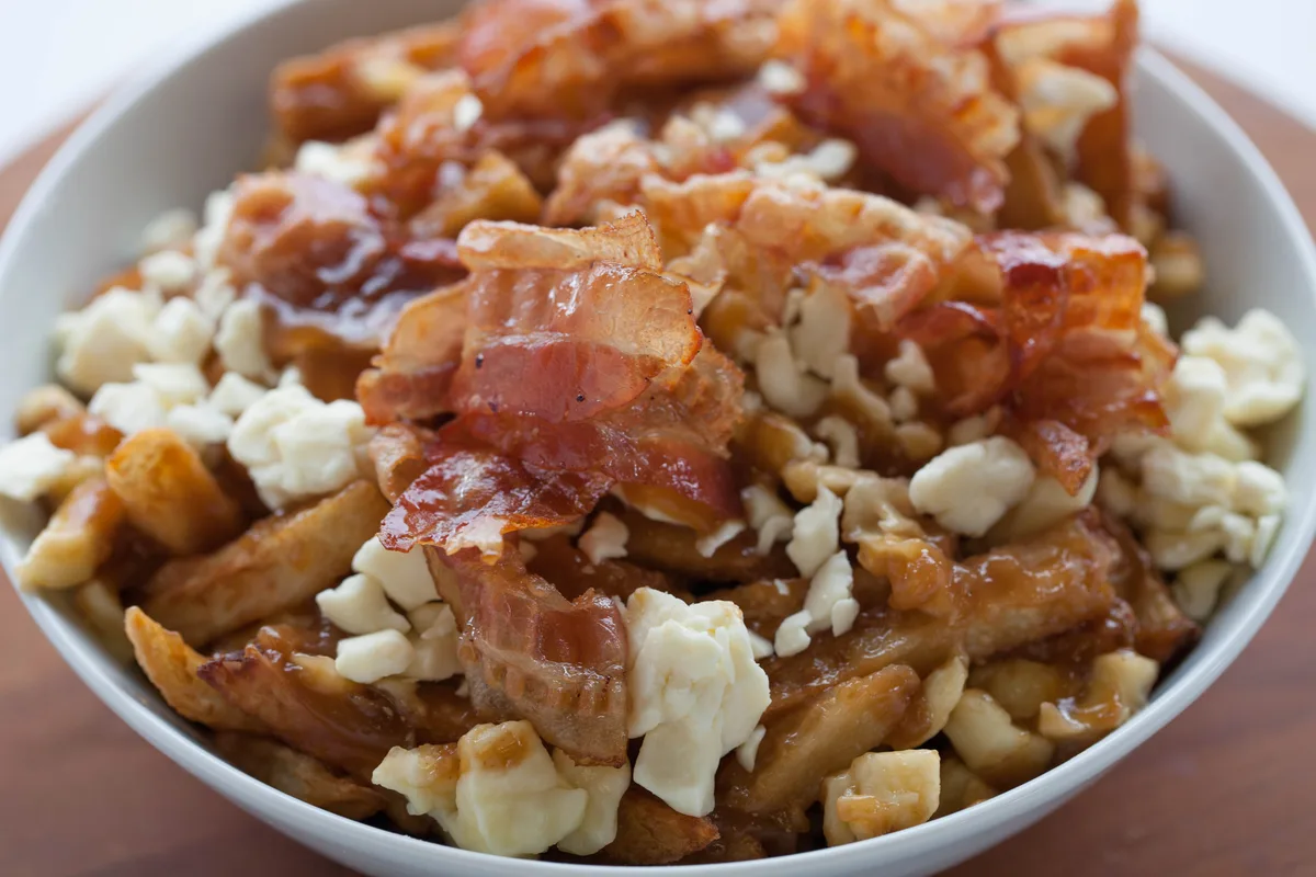 Poutine bacon maison — gros plan