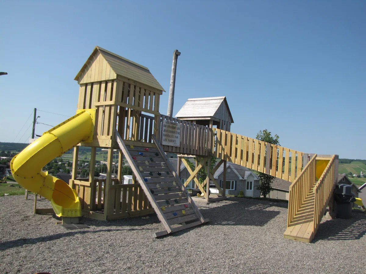 Module de jeux en bois avec glissade jaune